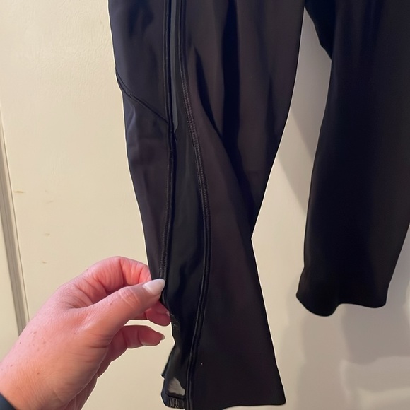 Lululemon‎ Size 6 Black Crop Legging Unique Swirly Mesh Design Great Condition - Picture 3 of 8